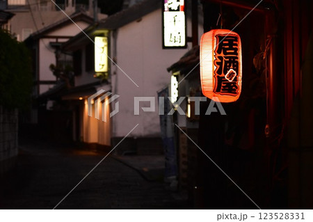 夜の赤い提灯 123528331