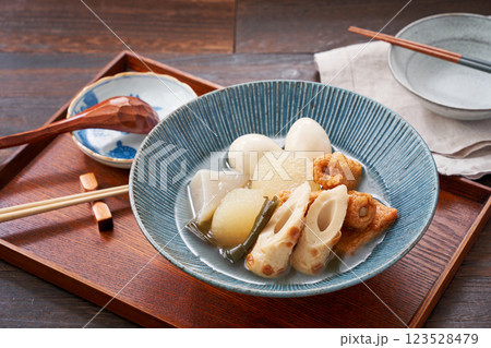 おでん - 和の食卓を彩る冬の定番料理 おでん - 和の食卓を彩る冬の定番料理 123528479