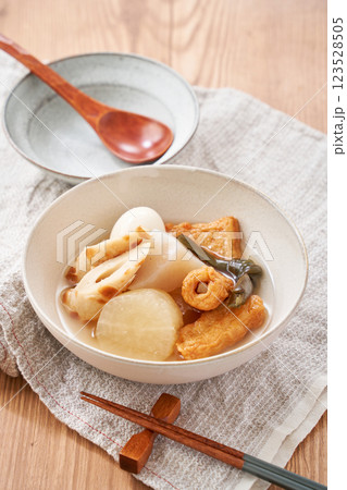 おでん - 和の食卓を彩る冬の定番料理 おでん - 和の食卓を彩る冬の定番料理 123528505