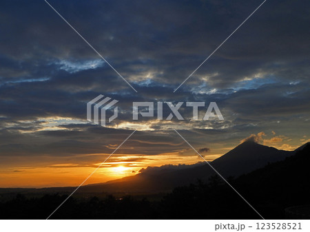 オレンジ色に輝く太陽と波状の雲、それにシルエットの磐梯山が印象的で綺麗だ。 123528521