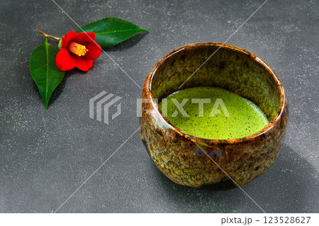 日本の茶道 椿をそえて (和風イメージ)コピースペースあり 日本の茶道 椿をそえて (和風イメージ)コピースペースあり 123528627