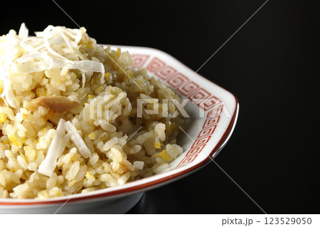 炒飯を黒背景で単品撮影 炒飯を黒背景で単品撮影 123529050