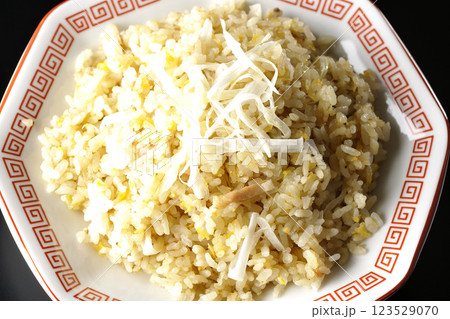 炒飯を黒背景で単品撮影 123529070