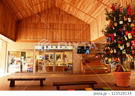 伊豆市　伊豆箱根鉄道の修善寺駅構内の観光案内所と休憩スペース 123529134