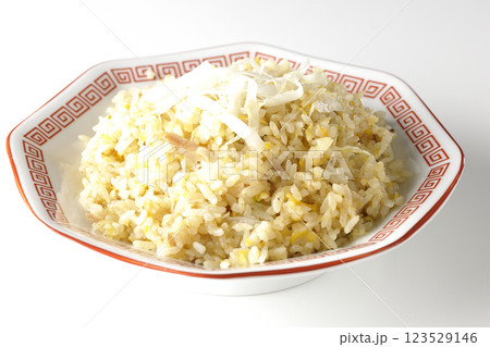 炒飯を白背景で単品撮影 123529146
