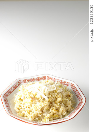 炒飯を白背景で単品撮影 炒飯を白背景で単品撮影 123529159
