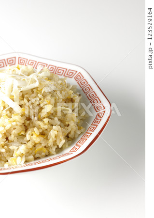 炒飯を白背景で単品撮影 炒飯を白背景で単品撮影 123529164