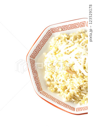 炒飯を白背景で単品撮影 123529178