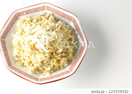 炒飯を白背景で単品撮影 123529182