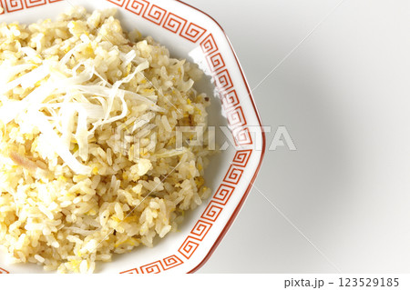 炒飯を白背景で単品撮影 炒飯を白背景で単品撮影 123529185