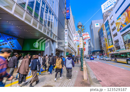 日本の東京都市景観 渋谷駅前の公園通り。Qフロントや西武、MAGNET by SHIBUYA 109 123529187