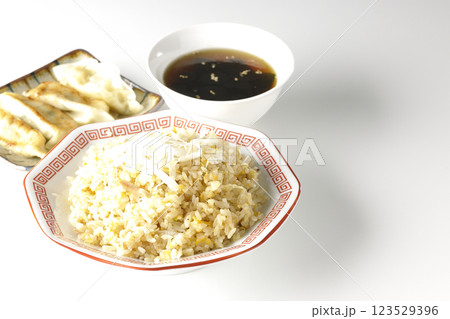 炒飯、餃子セット 123529396
