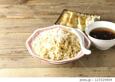 炒飯、餃子セット 炒飯、餃子セット 123529404