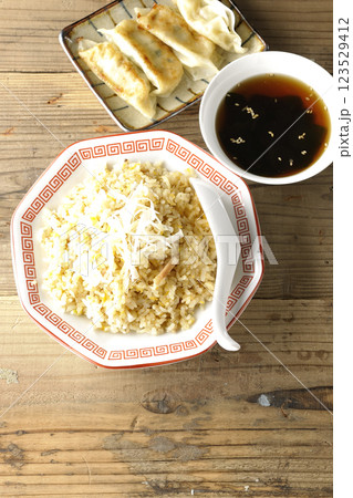 炒飯、餃子セット 123529412