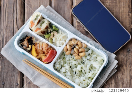 お昼休憩のスマホタイム 手作り弁当とスマートフォン お昼休憩のスマホタイム 手作り弁当とスマートフォン 123529440