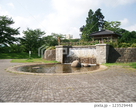 山形県鶴岡市の鶴岡城址公園の親水広場 山形県鶴岡市の鶴岡城址公園の親水広場 123529448