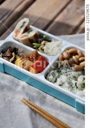 手作りのヘルシー和食弁当 123529678