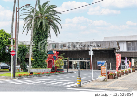 鹿児島県指宿市　晴天のJR指宿駅 123529854