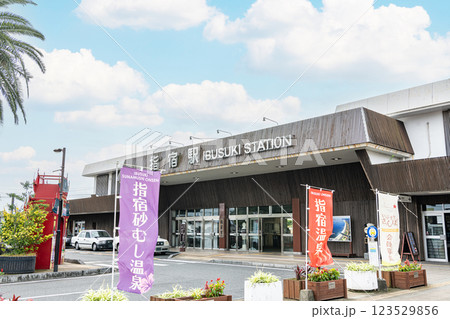 鹿児島県指宿市　晴天のJR指宿駅 123529856