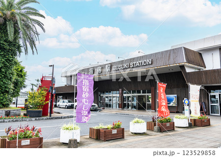 鹿児島県指宿市　晴天のJR指宿駅 123529858