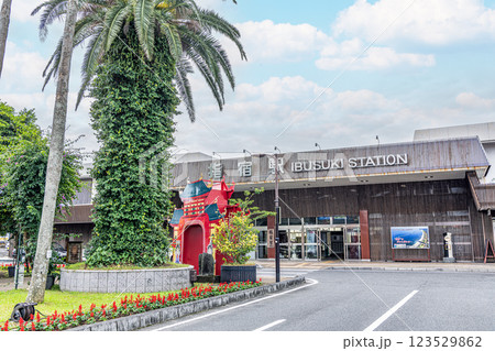 鹿児島県指宿市 晴天のJR指宿駅 鹿児島県指宿市 晴天のJR指宿駅 123529862
