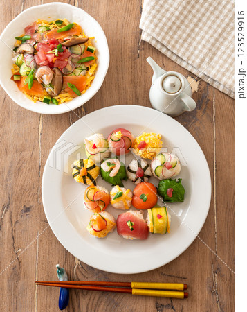 てまり寿司とちらし寿司でひなまつり会をする 123529916