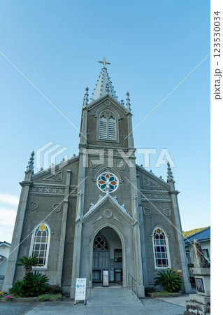 熊本県天草市　世界文化遺産に登録された天草の崎津カトリック教会の正面 123530034