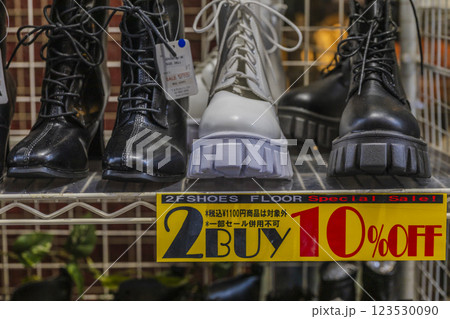 屋外で整列した靴のセール品売り場　 123530090