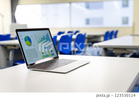 PCのあるビジネス空間 PCのあるビジネス空間 123530114