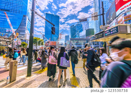 日本の東京都市景観 XEC株…“夏空“…賑わう渋谷。なぜ撲滅のマ姿再び、しかもダブダブマ姿多い＝2日 123530738