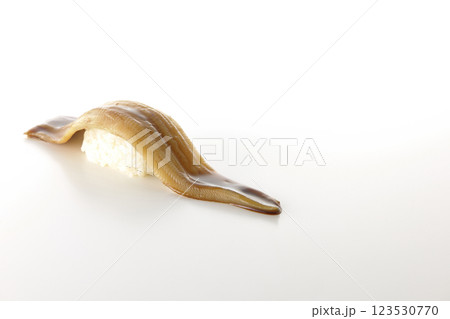 穴子の一本握りを白背景で撮影 123530770