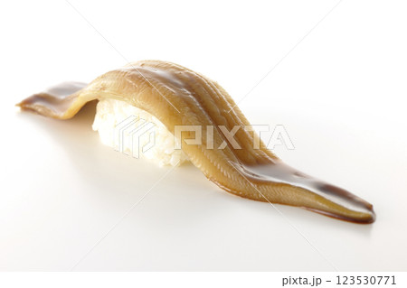 穴子の一本握りを白背景で撮影 穴子の一本握りを白背景で撮影 123530771