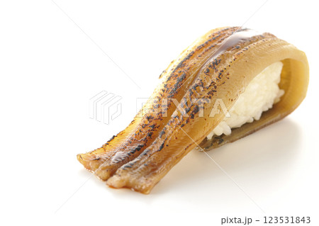 炙り穴子の一本握りを白背景で撮影 123531843
