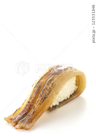 炙り穴子の一本握りを白背景で撮影 123531846