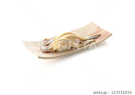 穴子の一本握りを白背景で撮影 123532019