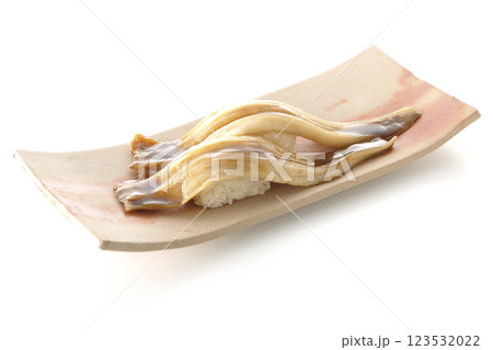 穴子の一本握りを白背景で撮影 123532022