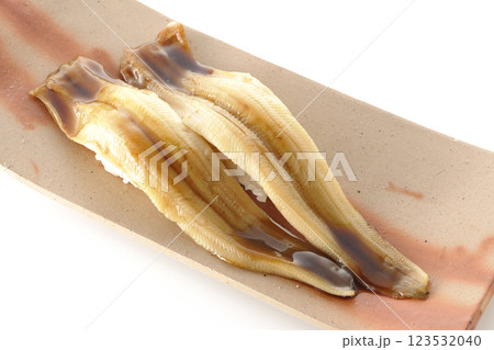 穴子の一本握りを白背景で撮影 123532040