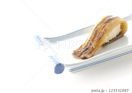 炙り穴子の一本握りを白背景で撮影 123532097