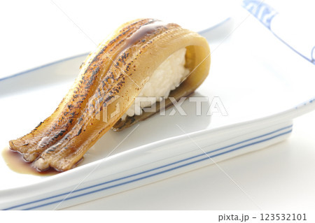 炙り穴子の一本握りを白背景で撮影 炙り穴子の一本握りを白背景で撮影 123532101