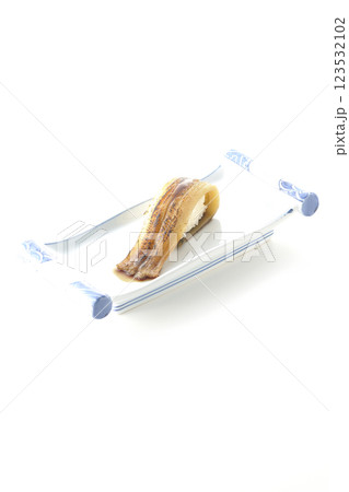 炙り穴子の一本握りを白背景で撮影 炙り穴子の一本握りを白背景で撮影 123532102