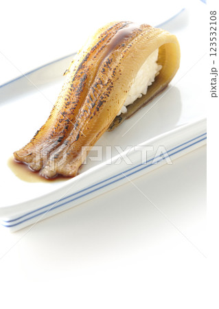 炙り穴子の一本握りを白背景で撮影 炙り穴子の一本握りを白背景で撮影 123532108