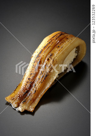 炙り穴子の一本握りを黒背景で撮影 123532269