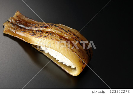 炙り穴子の一本握りを黒背景で撮影 炙り穴子の一本握りを黒背景で撮影 123532278