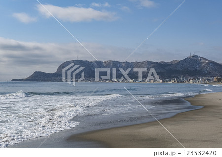大森浜から眺める函館山 大森浜から眺める函館山 123532420