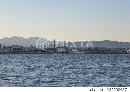 豊川埠頭から見る夕暮れの函館湾 123532427