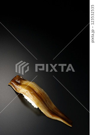 穴子の一本握りを黒背景で撮影 穴子の一本握りを黒背景で撮影 123532535