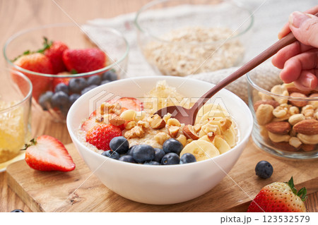 オートミールの朝食 – フルーツとナッツのトッピング 123532579