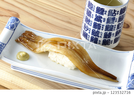 穴子の一本握りとお茶 123532716