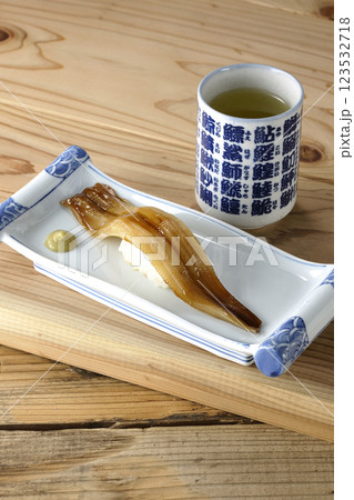 穴子の一本握りとお茶 123532718