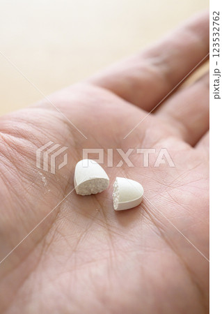ピルカッター（錠剤カッター）で割った錠剤 123532762